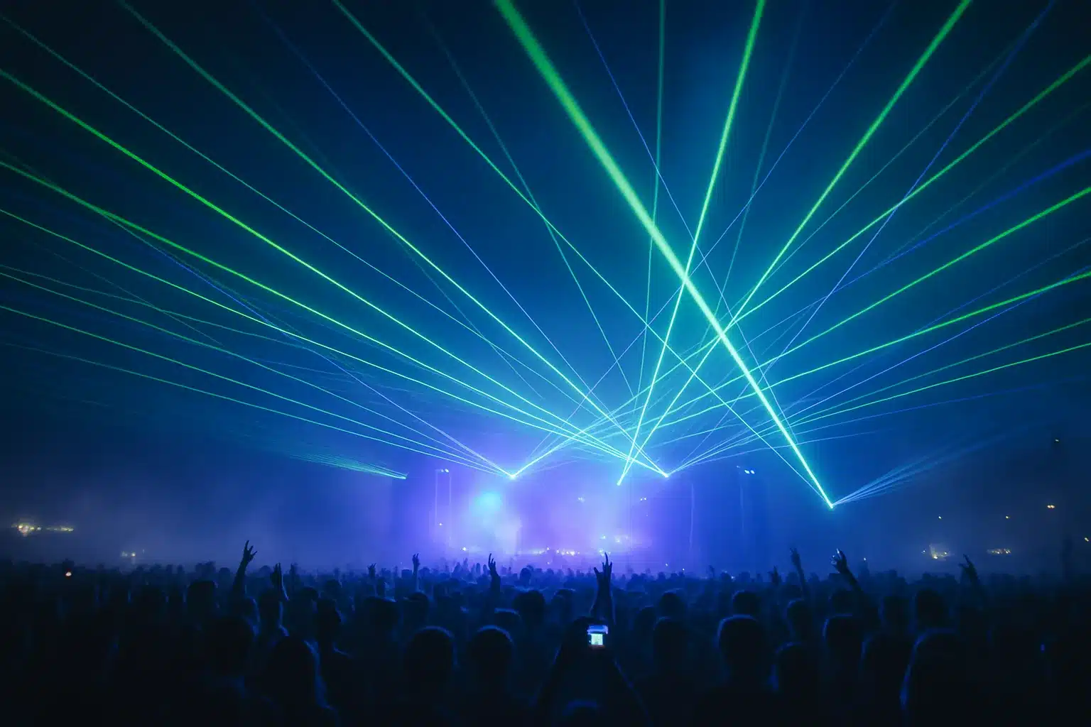 Rave festivals 2025 – Nightstage, Lasereffekte und Crowd in Europa